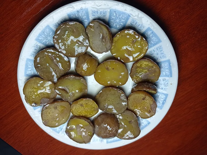 Sepiring biji jengkol yang sudah dikupas dan direbus