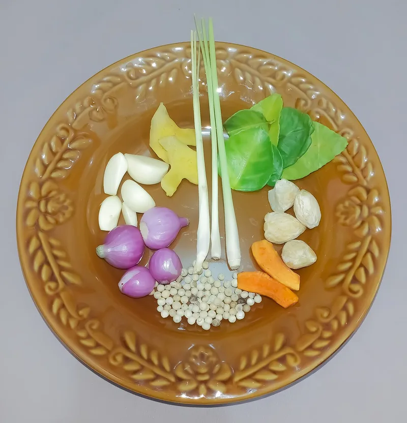 Bumbu soto Madura di piring: bawang merah, bawang putih, kemiri, merica butir, serai, kunyit, jahe, dan daun jeruk