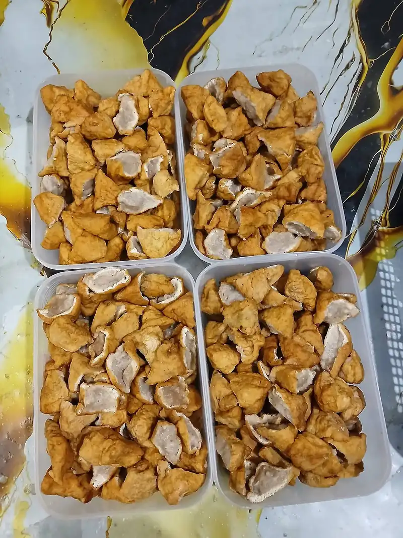 Empat wadah plastik berisi potongan tahu yang sudah diisi adonan bakso