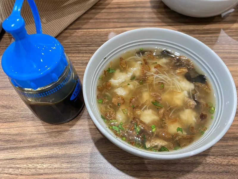 Tekwan khas Palembang dengan soun, bawang goreng, dan daun bawang di mangkuk putih