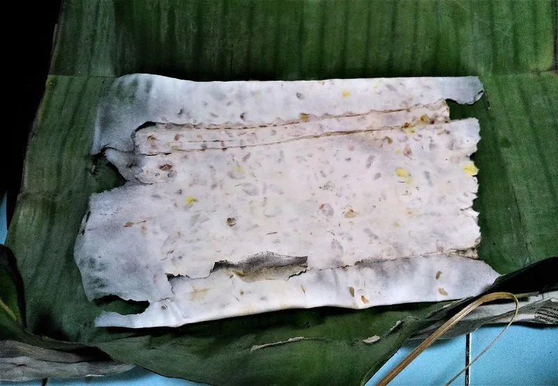 Lembaran tempe tipis bungkus daun pisang bahan baku mendoan gaya Banyumasan