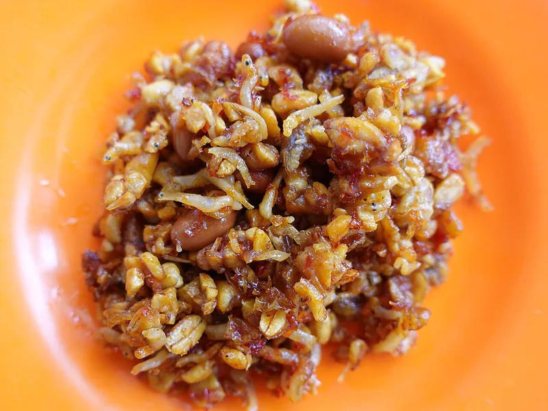 Sambal teri goreng dengan kacang tanah di piring oranye