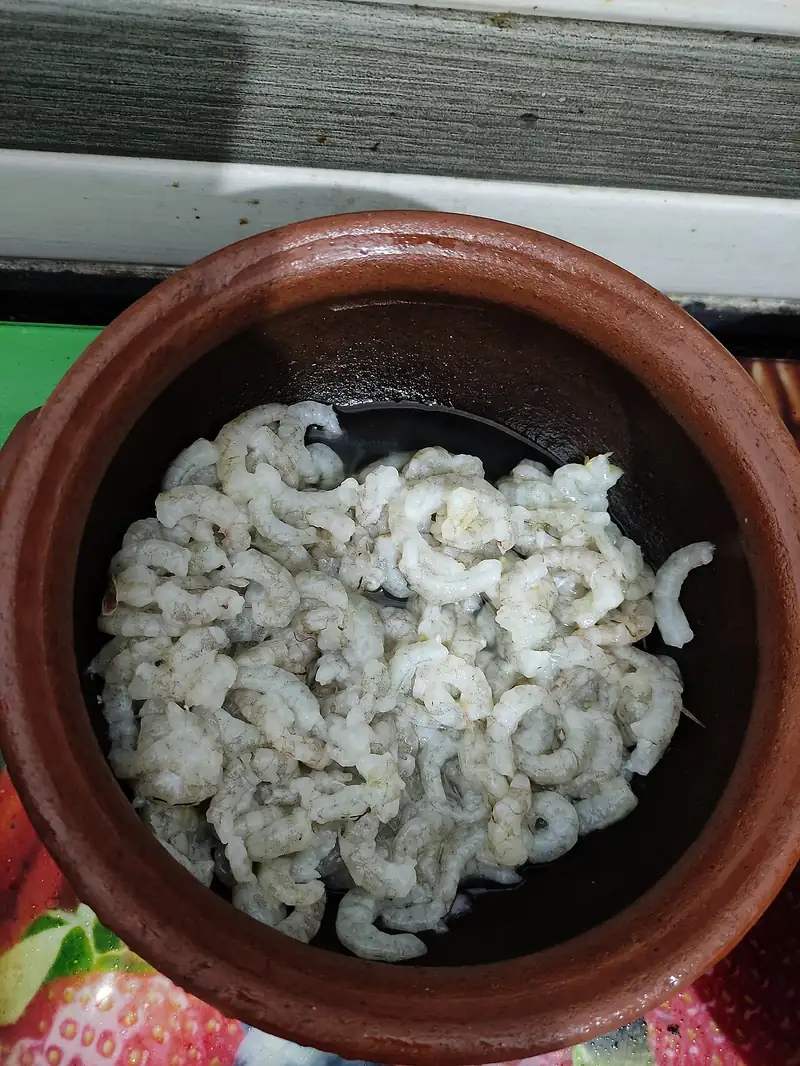 Udang mentah yang sudah dikupas dan dibersihkan di dalam wadah tanah liat