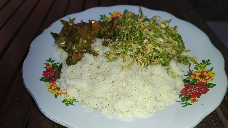 Sepiring nasi jagung dengan urap kecambah dan sayuran serta tumis ikan asin sebagai lauk