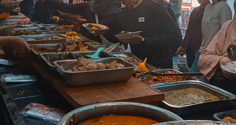 Pembeli mengambil sendiri lauk dari deretan wadah prasmanan di warung makan Pasar Ngasem Yogyakarta